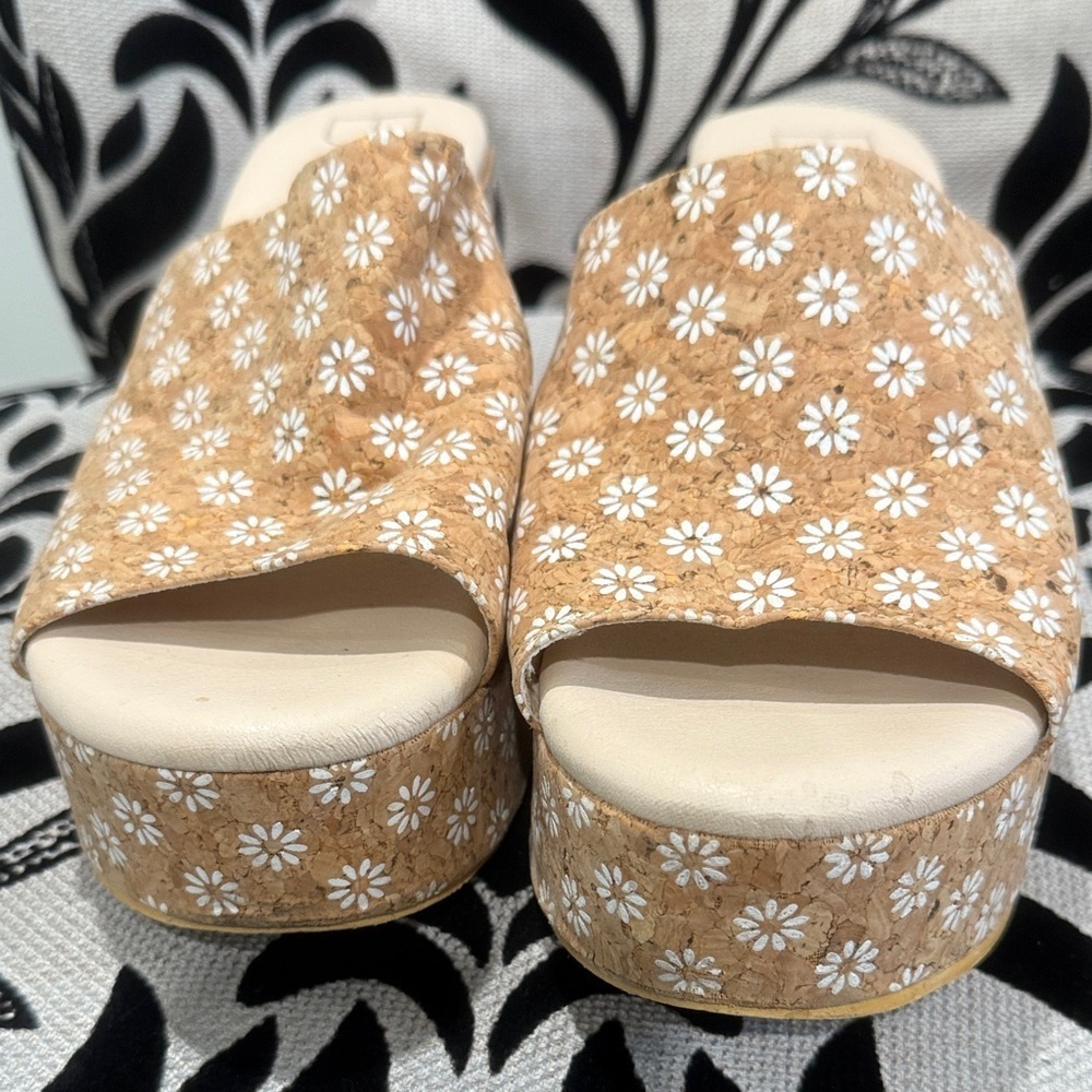 BEACH Daisy Embellished Tan Platform Mules - Picture 2 of 6